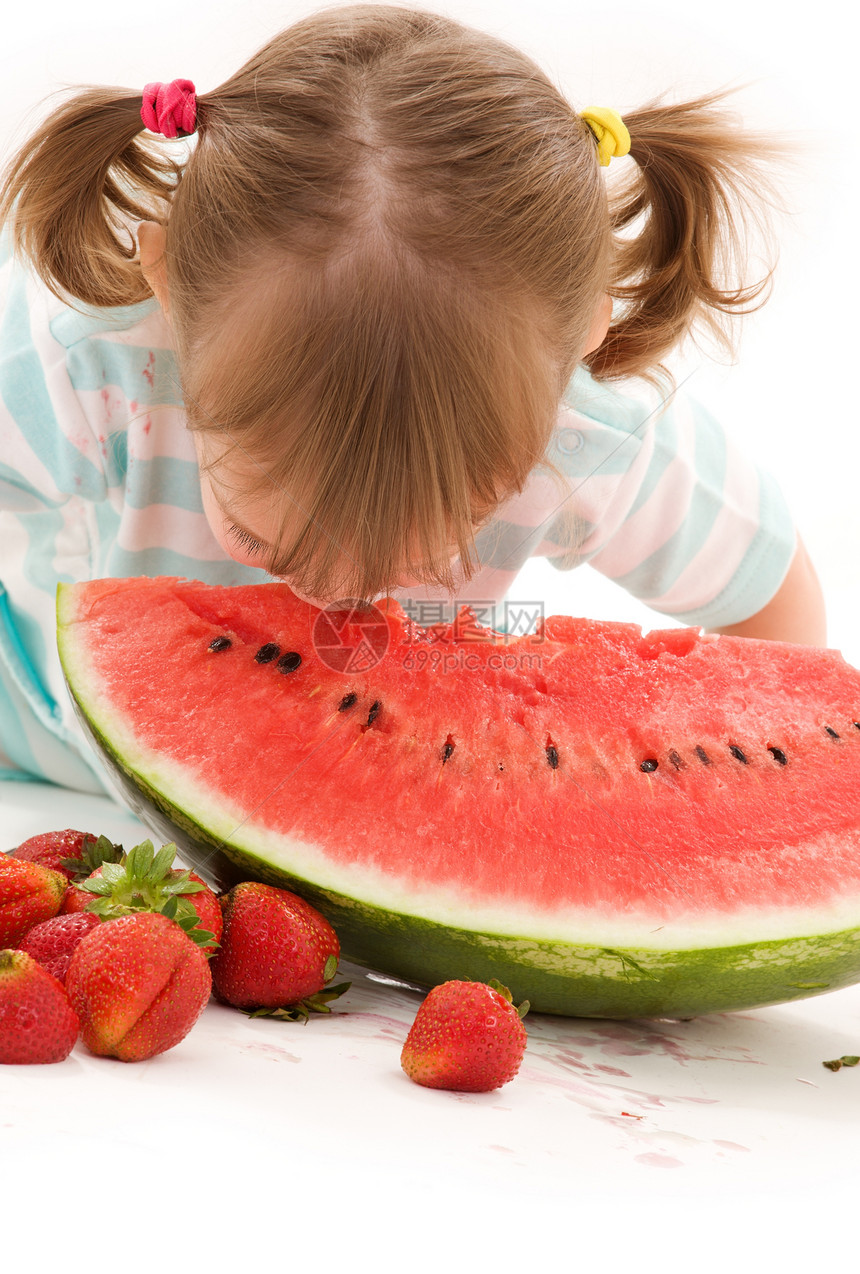 有草莓和西瓜的小女孩甜点营养食物土壤女性活力水果婴儿裙子童年图片