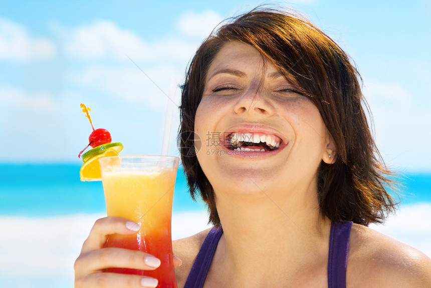 快乐的女士与多彩鸡尾酒女孩玻璃乐趣幸福微笑海滩橙子假期茶点女性图片
