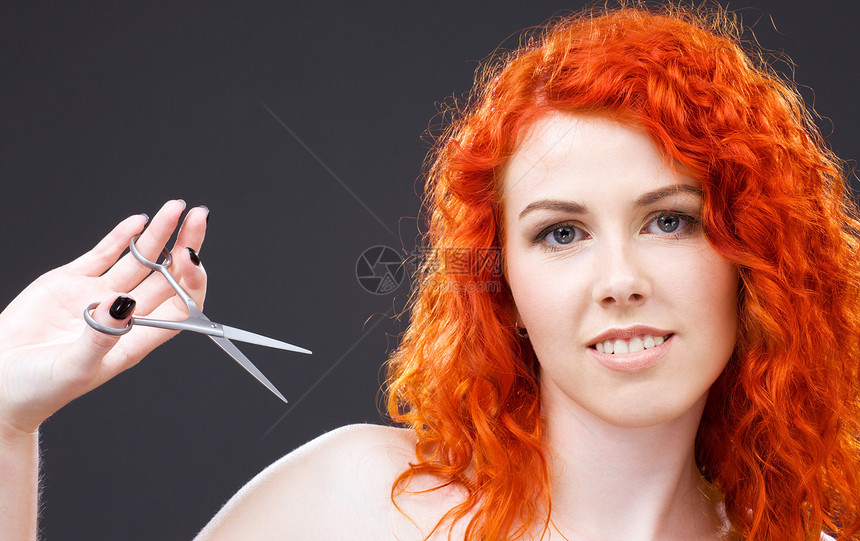 带剪刀的红头红头发理发师卷曲女孩女性发型活力福利卫生保健理发图片