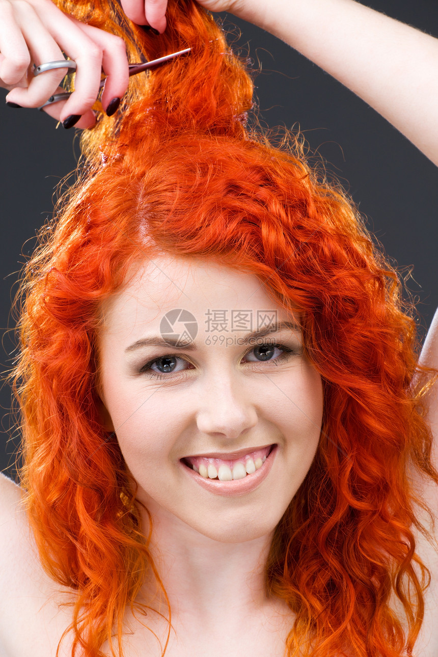 带剪刀的红头红头发卫生卷曲女性福利发型女孩保健活力快乐理发图片
