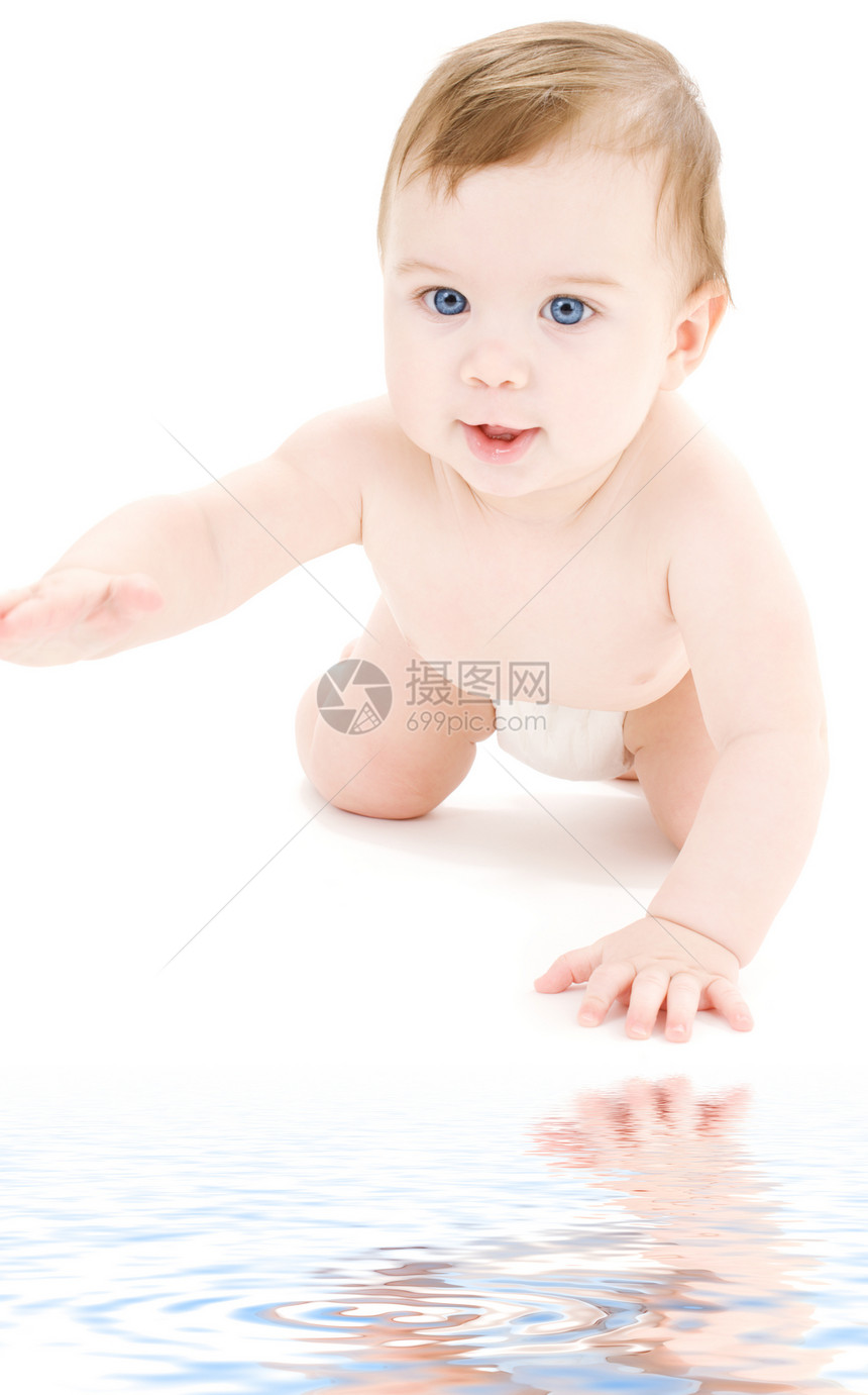 正在爬行的男婴皮肤尿布快乐新生孩子育儿生活童年男生卫生图片