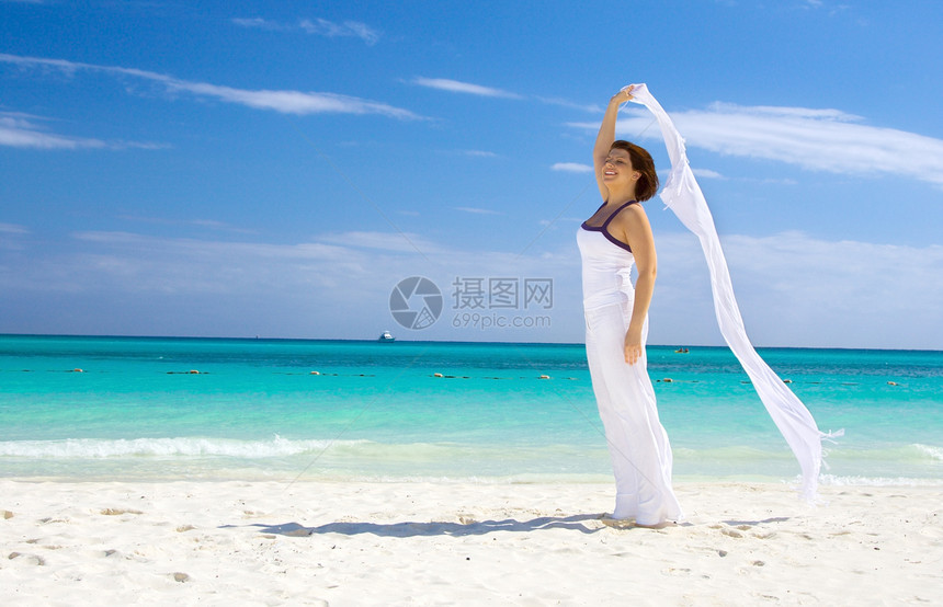 带着白沙龙的快乐女人女孩女性中年海滩福利幸福活力享受天空蓝色图片