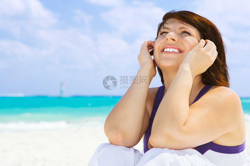 在海滩上快乐的女人旅行福利蓝色娱乐晴天冥想天堂活力海岸天空图片