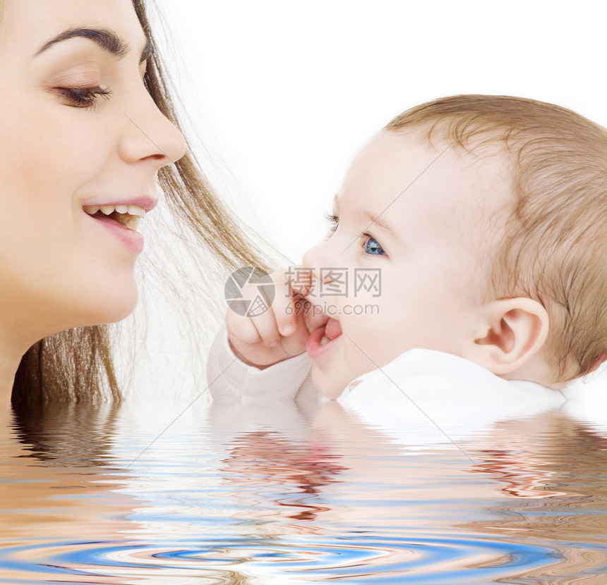 婴儿和母亲微笑面孔男生新生孩子乐趣童年卫生妈妈生活图片