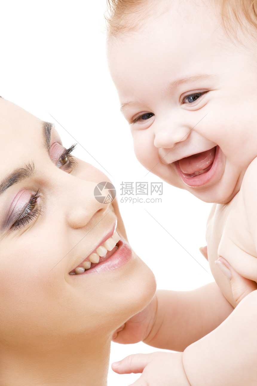 母亲手中的男婴儿子父母面孔家庭孩子微笑童年快乐幸福乐趣图片