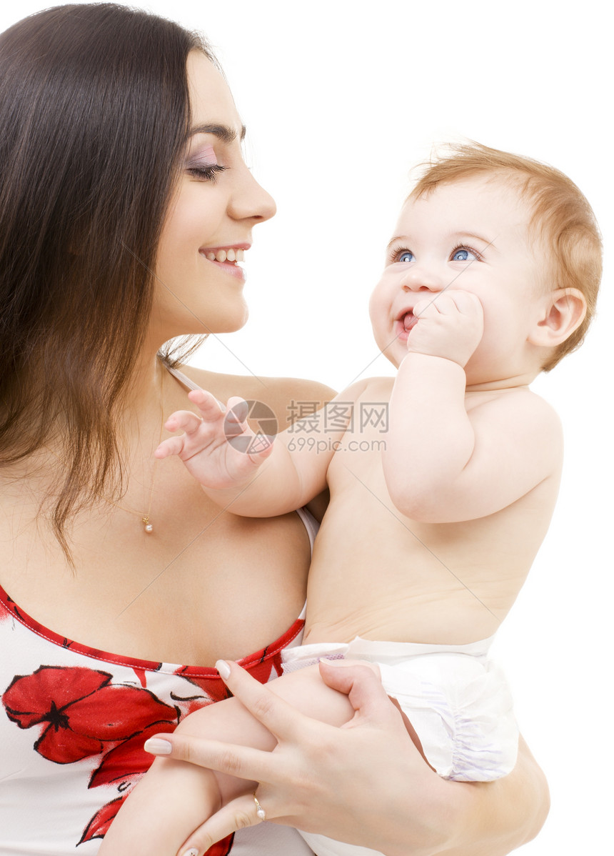 母亲手中的男婴拥抱乐趣儿子育儿母性妈妈幸福新生父母微笑图片