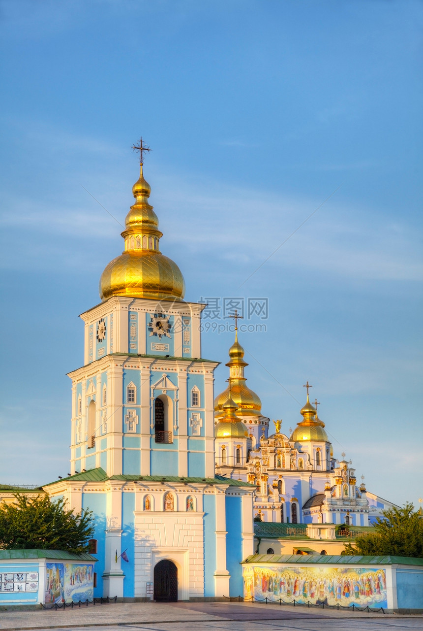 乌克兰基辅圣迈克尔修道院寺庙圆顶蓝色宗教大教堂教会胡同建筑学文化天空图片