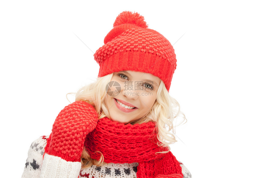 穿着帽子 毛衣和手套的美女女性羊毛围巾女孩快乐成人微笑季节福利棉被图片
