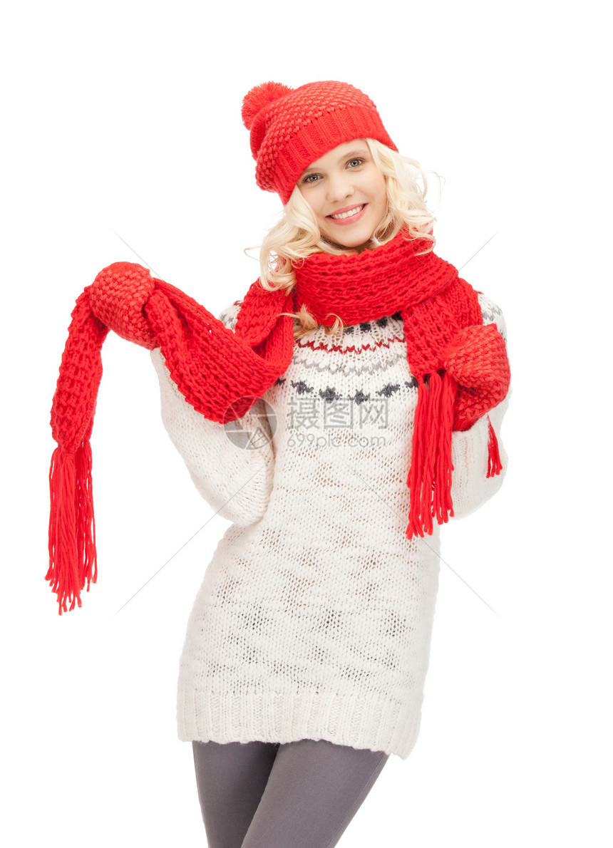 穿着帽子 毛衣和手套的美女羊毛季节成人衣服微笑女孩棉被快乐女性围巾图片