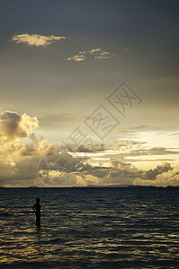 与妇女共度热带日落风景情调假期异国旅行游客女士天堂背景图片