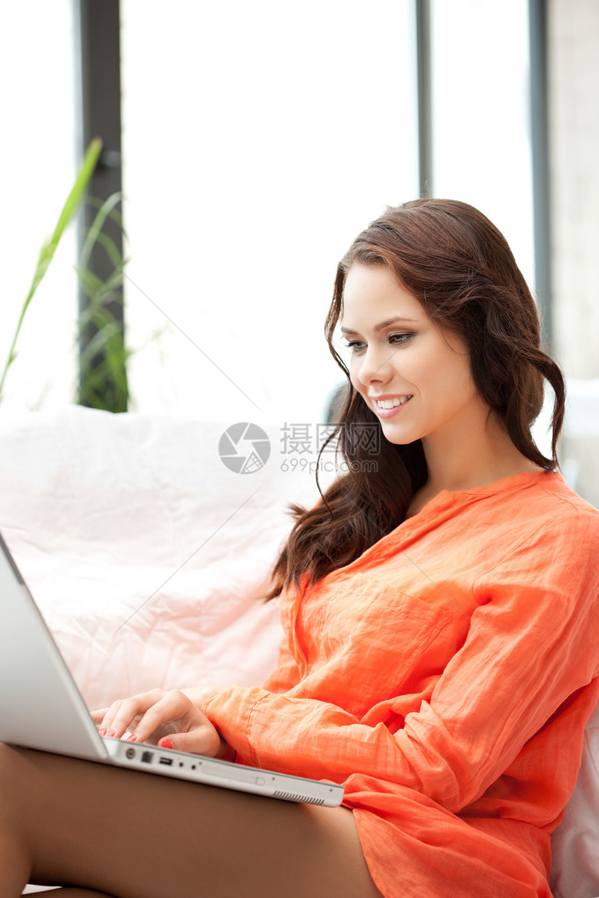 拥有笔记本电脑的幸福妇女微笑女性互联网享受教育办公室快乐女孩学生青少年图片