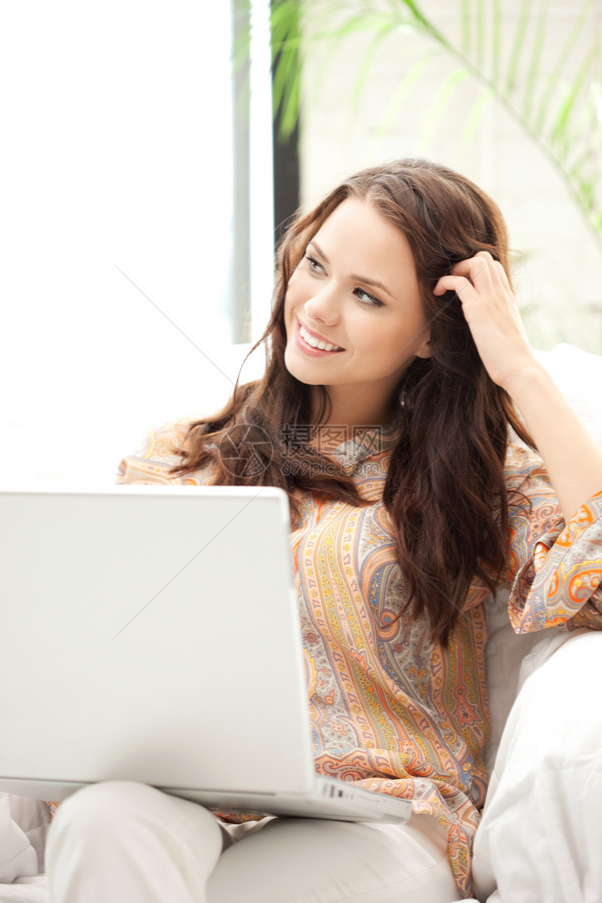 拥有笔记本电脑的幸福妇女学生教育技术青少年女性互联网微笑办公室享受女孩图片