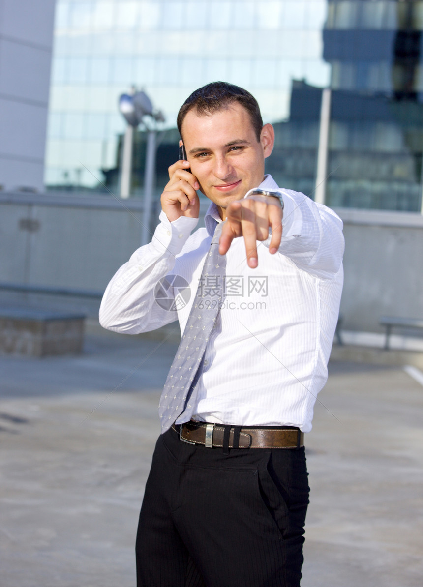 英俊的商务人士精力细胞手机经理皮士男人衣领手势快乐商务图片