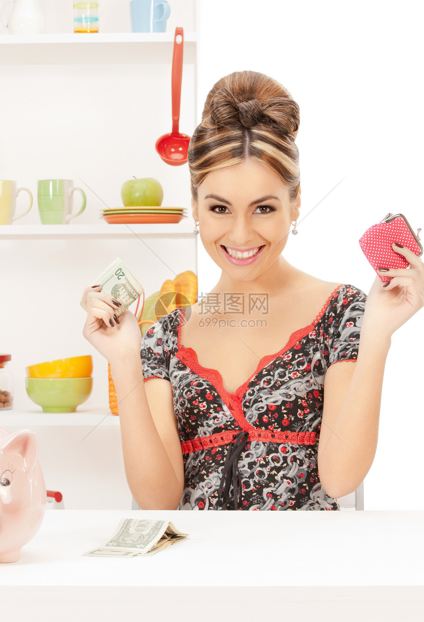 带钱包和钱的美丽的家庭主妇成人妻子财富女性女孩厨房幸福经济快乐笔记图片