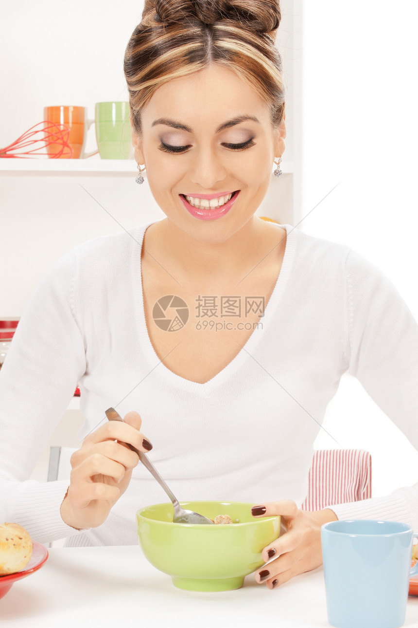 甜美的家庭主妇加一杯咖啡女性厨房微笑早餐享受食物幸福女孩盘子饮食图片