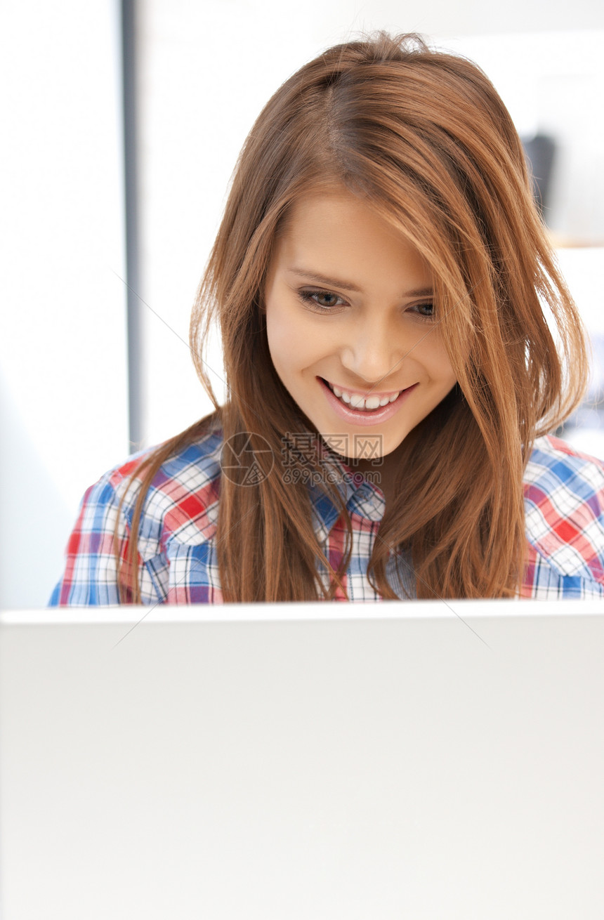 拥有笔记本电脑的幸福妇女技术互联网女孩教育青少年微笑学生享受办公室女性图片