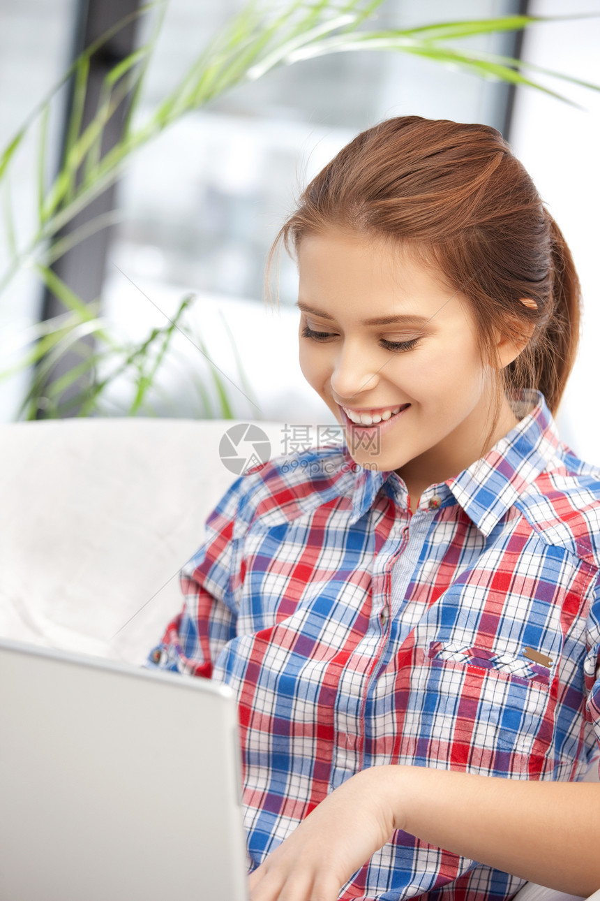 拥有笔记本电脑的幸福妇女青少年技术学生享受互联网微笑办公室女孩快乐教育图片