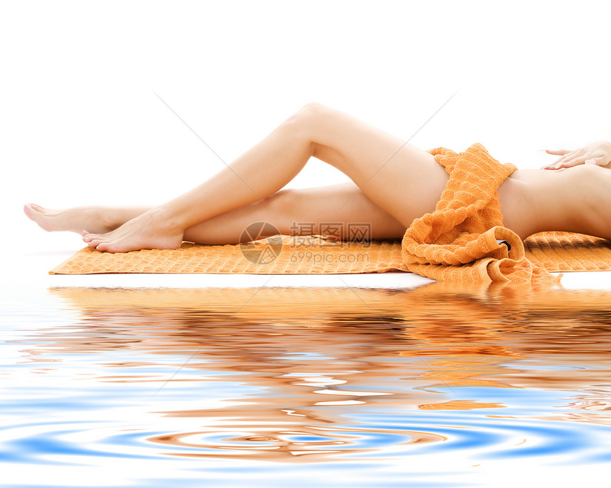 带橙毛巾的放松女士长腿大腿休息毛巾福利身体晒黑赤脚蓝色活力娱乐组织图片