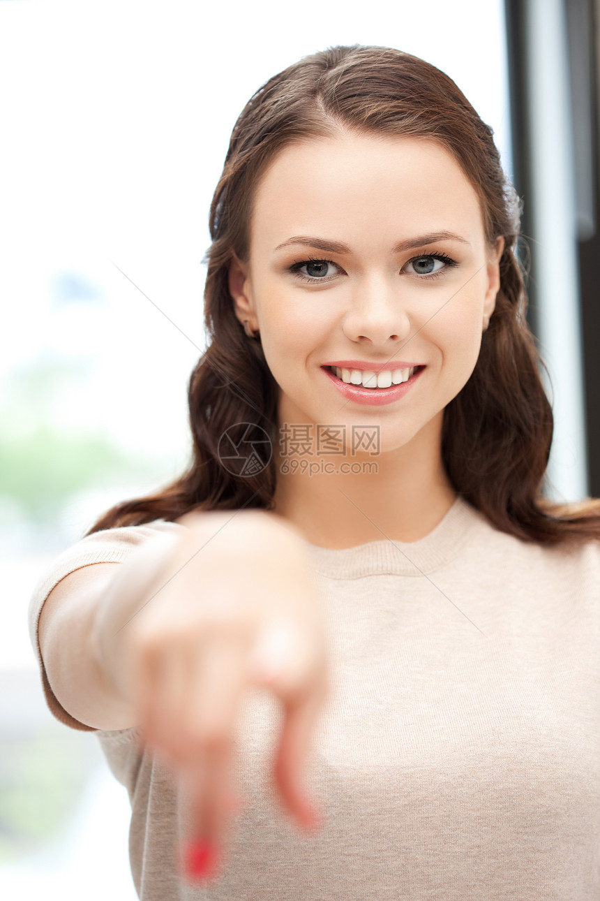 女商务人士指着她的手指人士手势女孩手臂微笑成人女性警报公告快乐图片