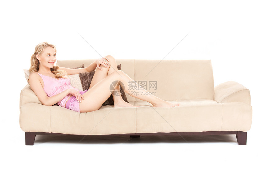 在沙发上快乐的女人家具休息室微笑房间闲暇女性成人女孩图片