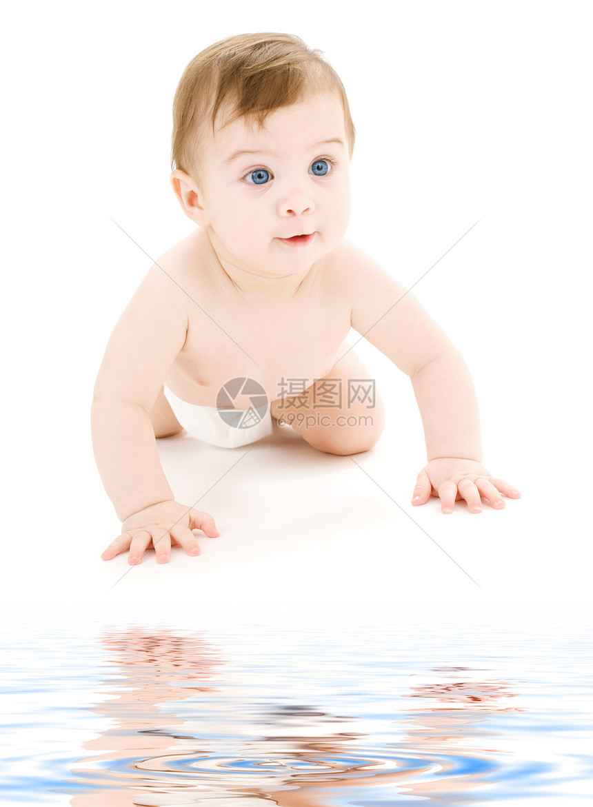 正在爬行的男婴微笑生活尿布男生卫生皮肤新生育儿快乐保健图片