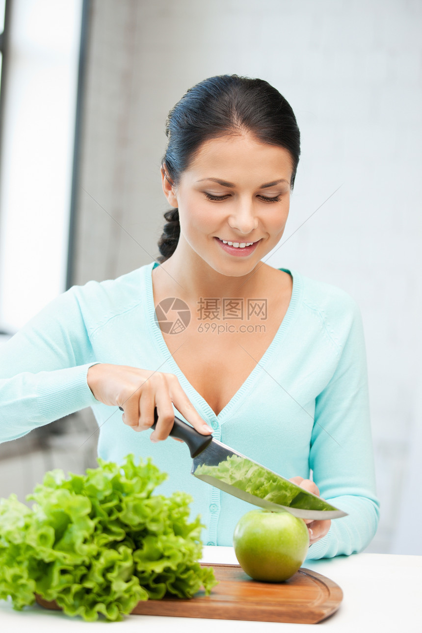 厨房里美丽的女人在厨房里饮食烹饪女孩食物蔬菜家庭主妇微笑快乐营养青菜图片