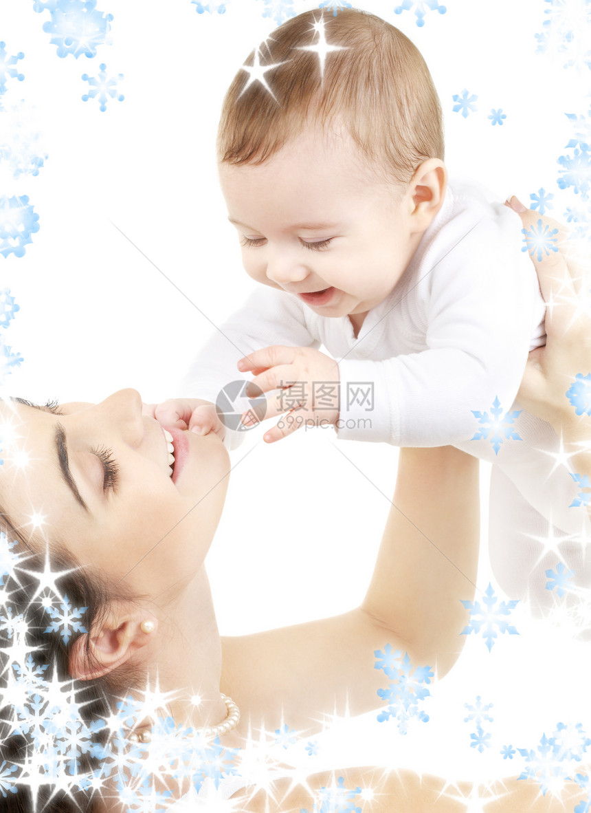 幸福母亲与婴儿儿子快乐拥抱母性微笑童年女士乐趣雪花生活图片