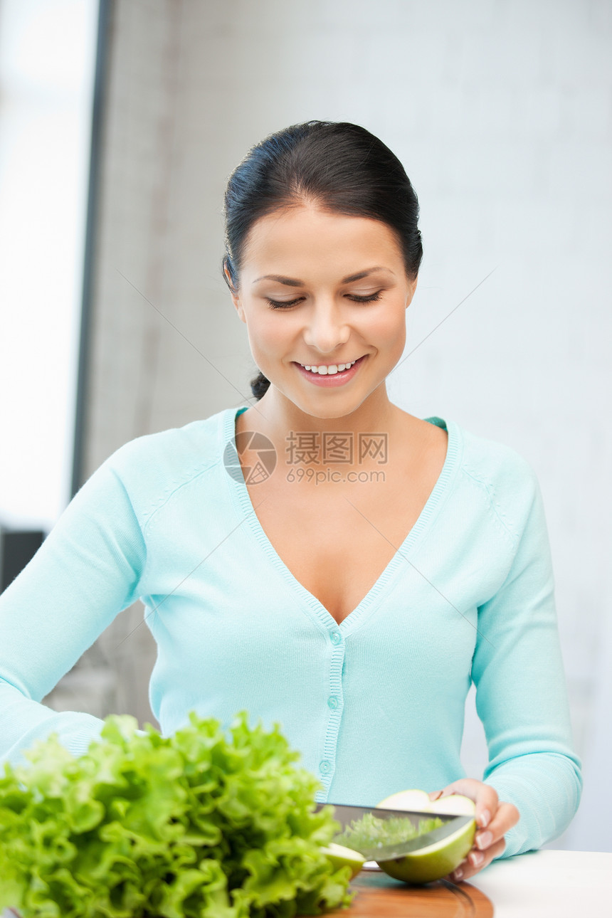 厨房里美丽的女人在厨房里食物烹饪微笑快乐桌子蔬菜女孩饮食青菜营养图片