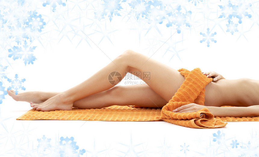 带橙毛巾的放松女士长腿大腿女性护理橘皮橙子娱乐皮肤足疗卫生福利活力图片