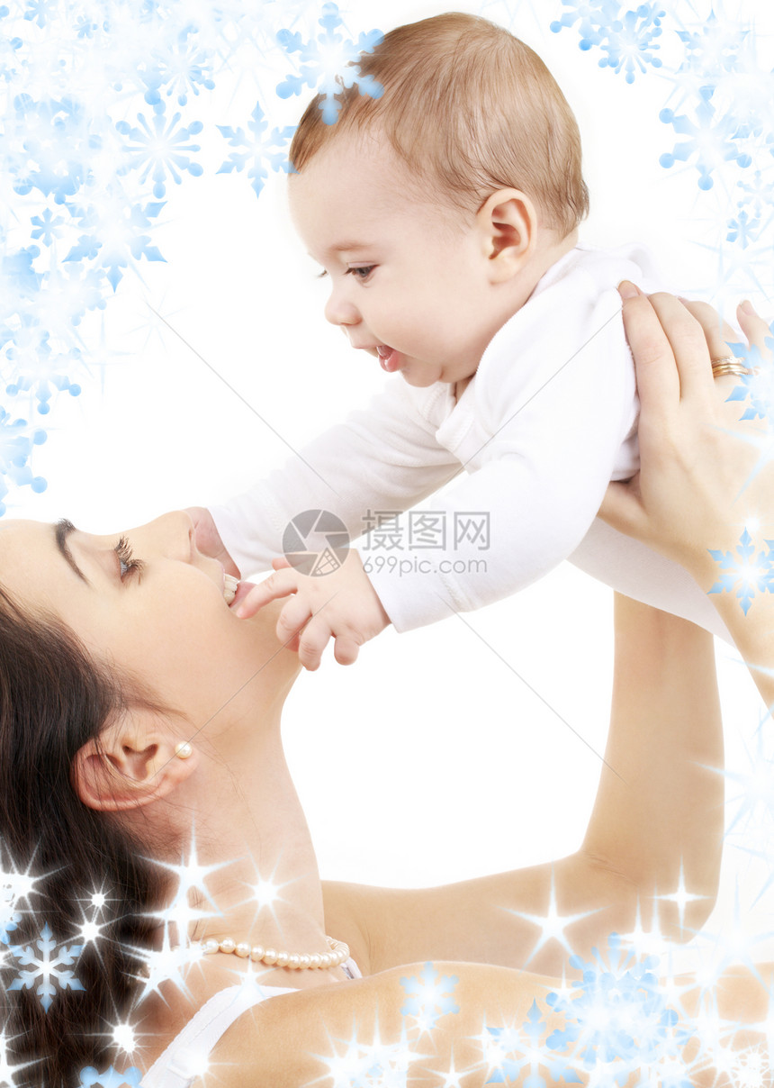 幸福的母亲与男孩婴儿快乐童年新生家庭育儿乐趣孩子生活拥抱女士图片