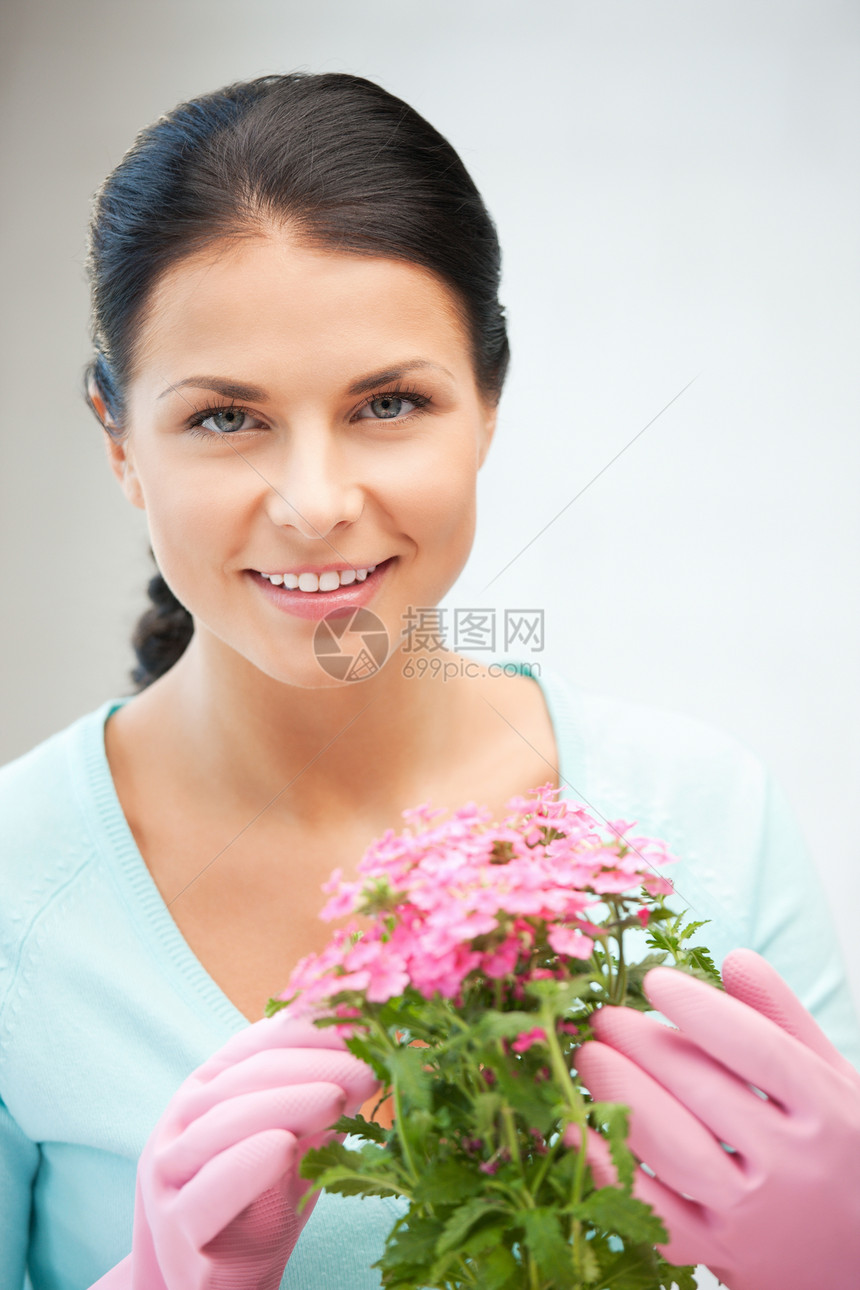 有花的可爱家庭主妇妻子女性微笑园艺爱好女孩喜悦生长家务花店图片