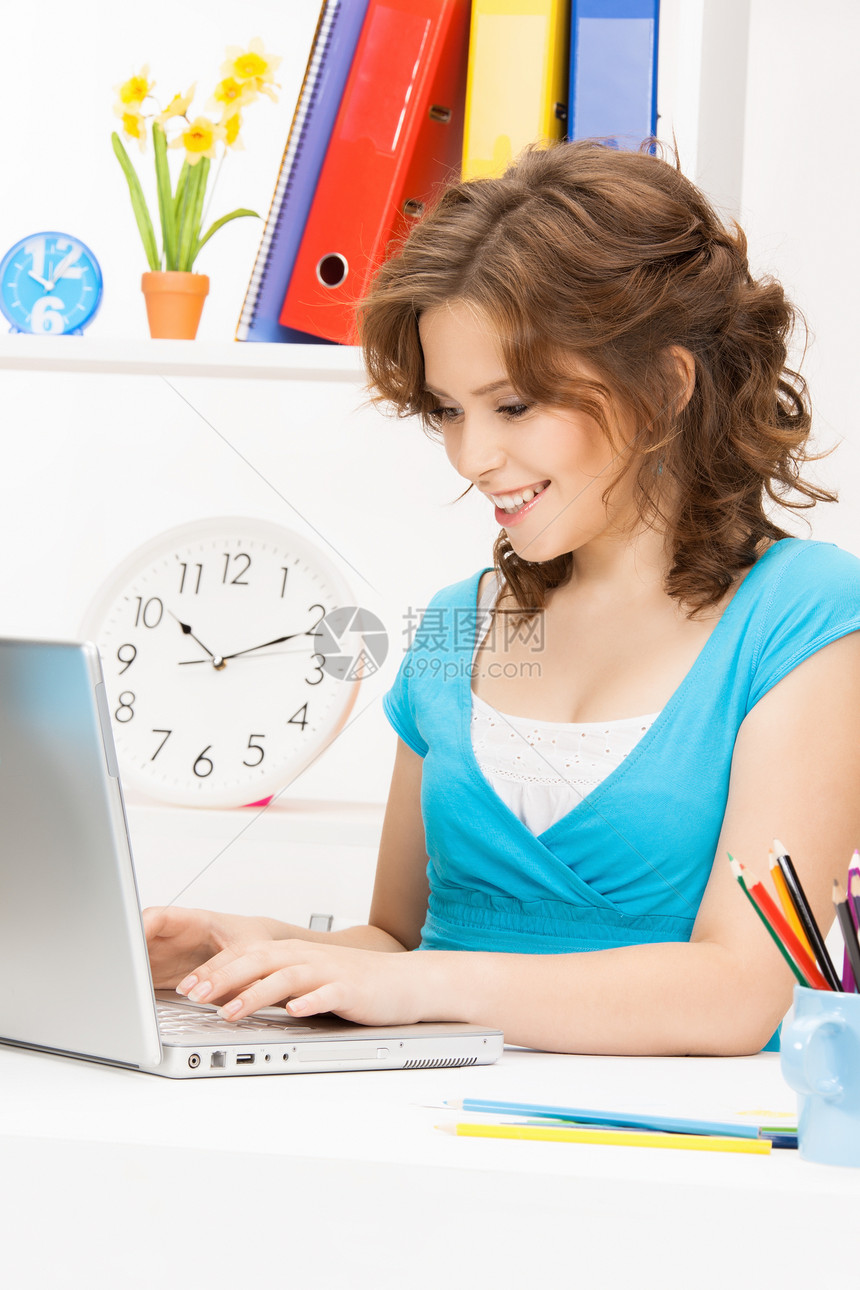 拥有笔记本电脑的幸福妇女办公室女孩互联网女性闲暇技术享受微笑快乐图片