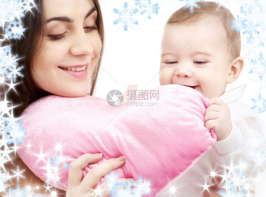 婴儿和有心形枕头的妈妈育儿母性快乐家庭男生幸福乐趣儿子童年面孔图片