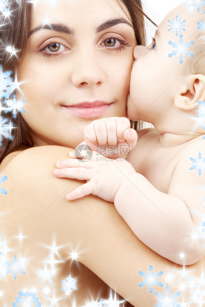 快乐的母亲与婴儿的肖像新生母性男生微笑童年女士孩子儿子父母雪花图片