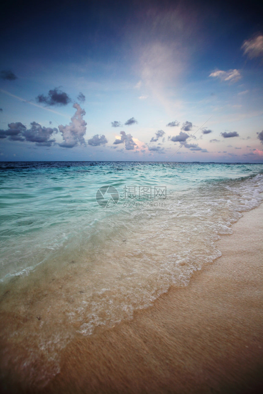 日落在海中天气海滩海浪太阳晴天橙子假期海洋旅行阳光图片