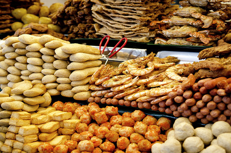 棉兰马拉西亚的马来语小吃油炸零食市场美食食物背景