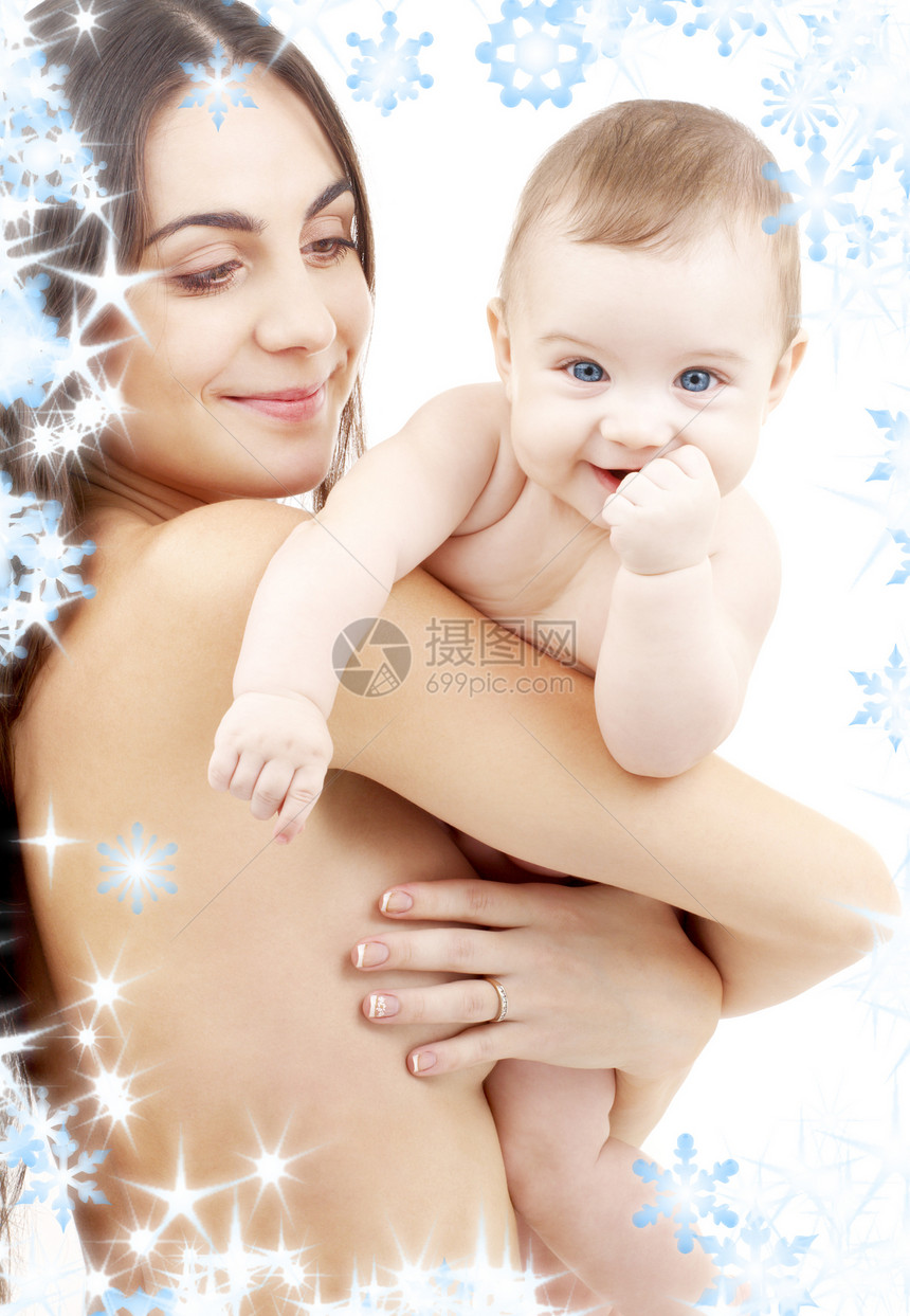 母亲手中的清洁婴儿新生女士童年雪花育儿父母孩子快乐男生微笑图片