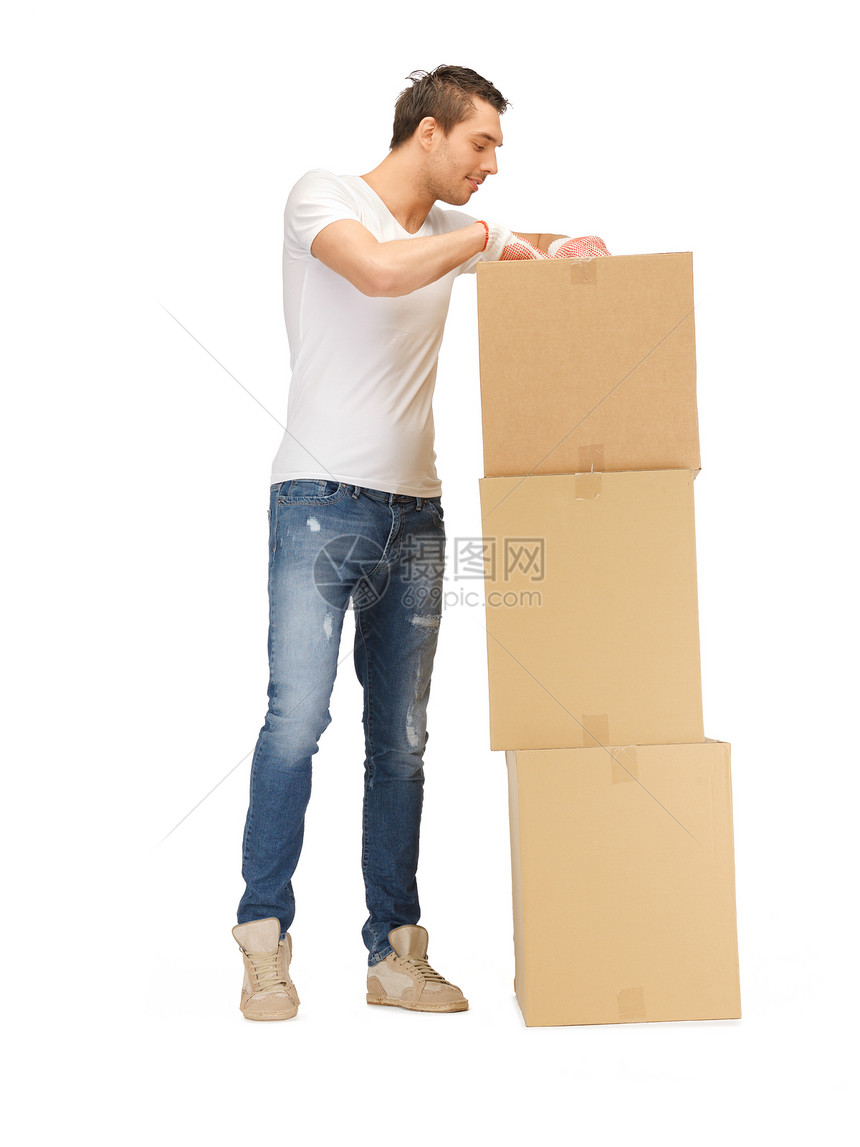 长着大盒子的帅哥小伙子商业命令纸板快乐船运微笑服务运输集装箱图片