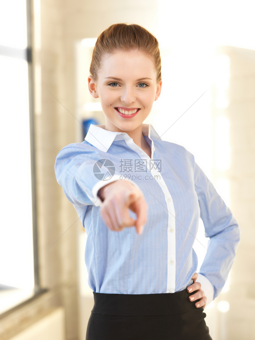 女商务人士指着她的手指微笑警报人士办公室学生快乐女性成人采摘手势图片