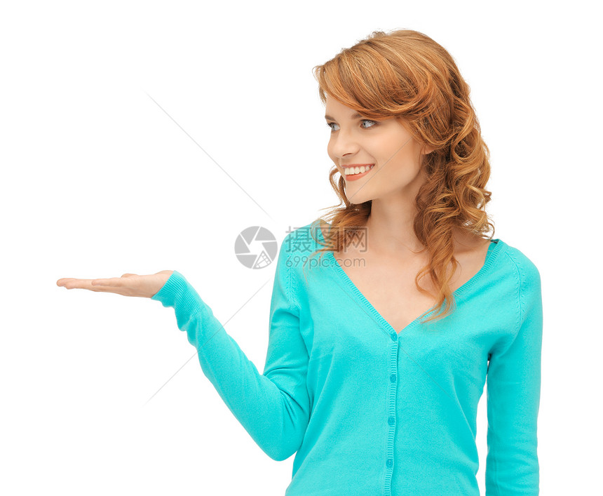 女孩在她的手掌上展示着一些东西广告快乐微笑工作室人士青少年商务女性棕榈手势图片