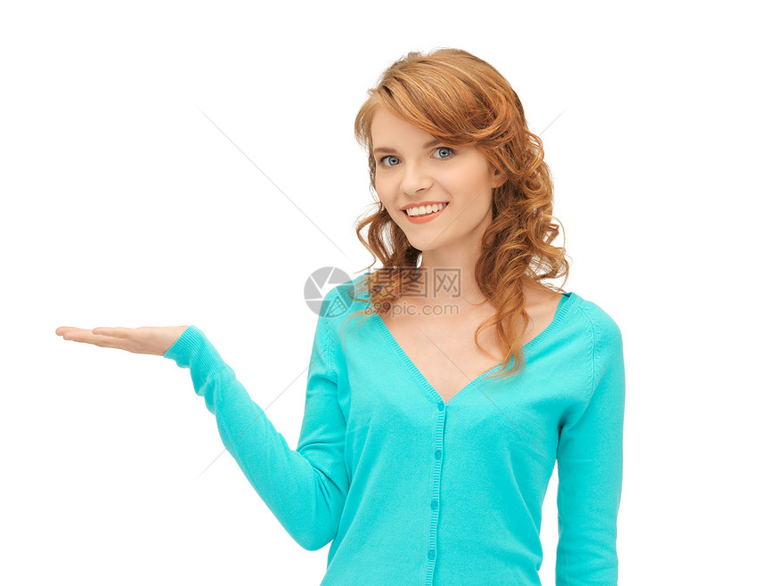 女孩在她的手掌上展示着一些东西快乐商务女性手势广告棕榈微笑青少年商业人士图片