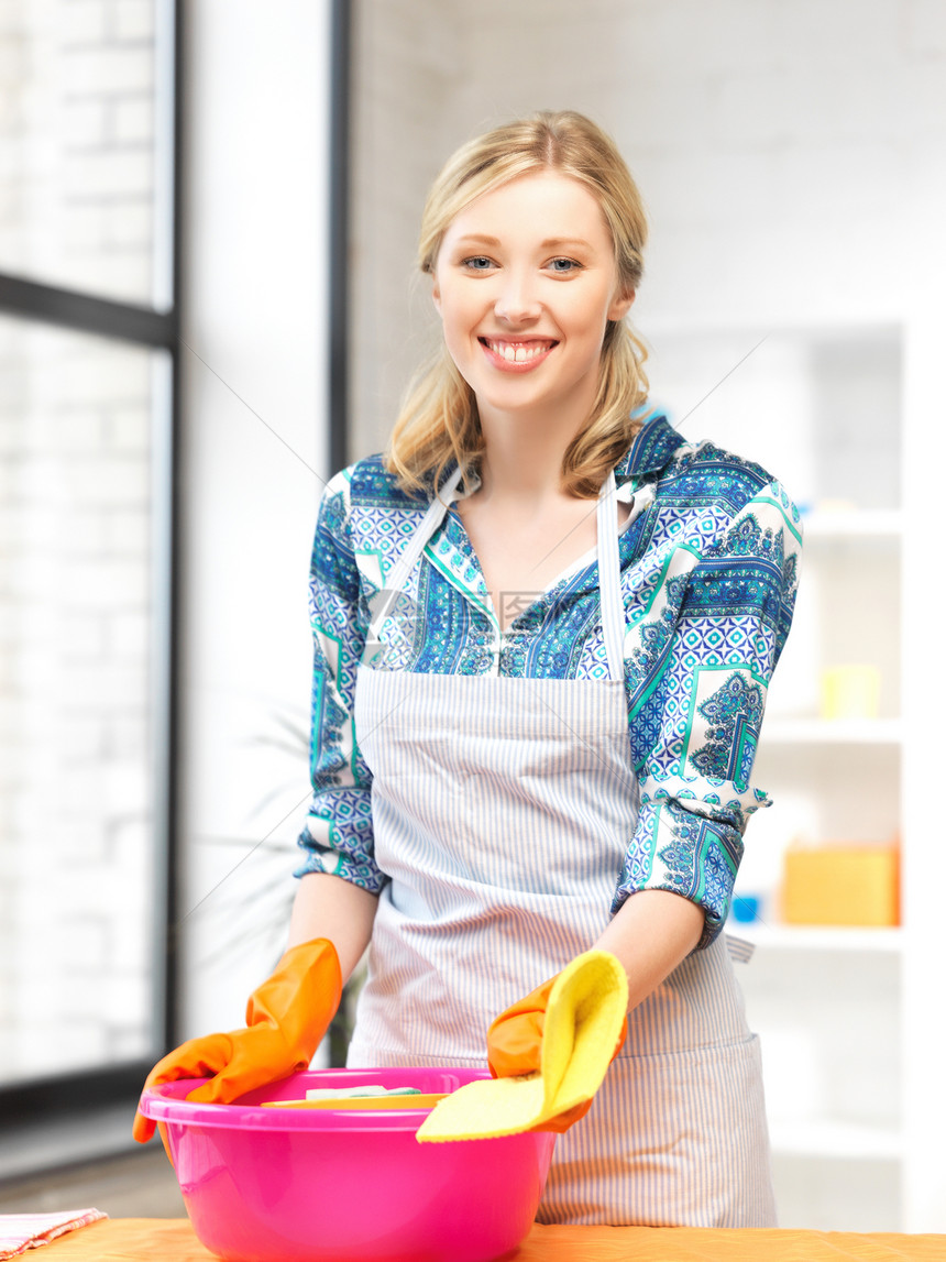 在厨房洗碗的家主妇洗涤女孩妻子家庭主妇盘子女性家庭幸福管家家务图片