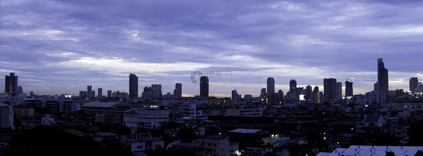 曼谷市市区晚上的全景建筑摩天大楼基础设施首都技术城市景观风景建筑学天空图片