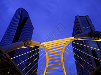 20 交叉路面的夜视建筑城市步道蓝色天空波浪金属行人正方形办公室背景图片