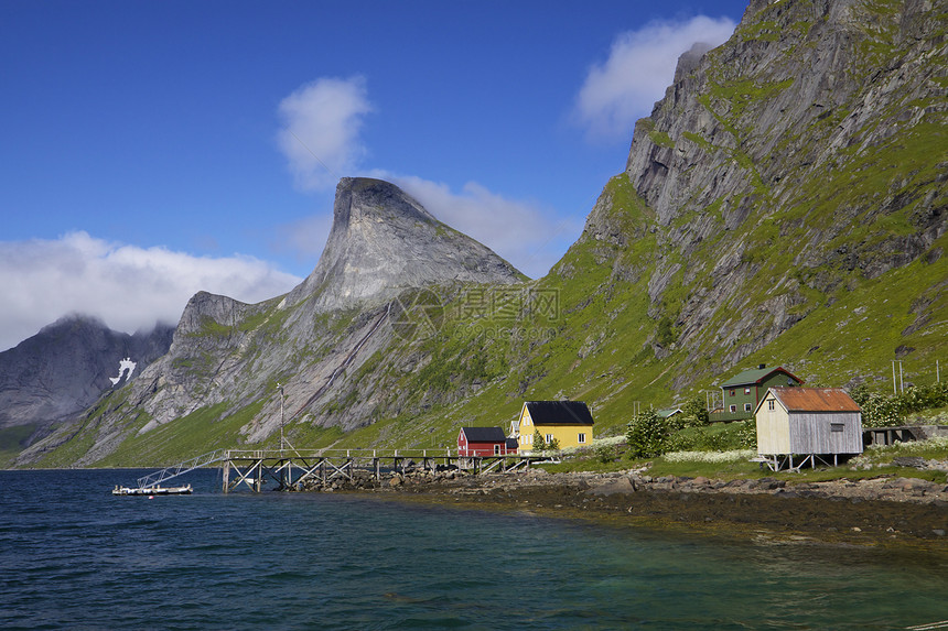 由fjord村组成的村庄图片