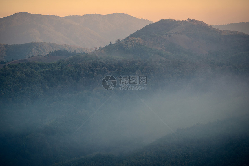 山中的暴风森林日落爬坡高地薄雾空气环境气氛图片