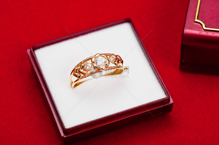 带白圆环的金戒指礼物宏观圆圈珠宝宝石奢华戒指金子反射金属图片