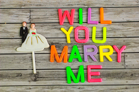 我们结婚吧字体新婚新娘和新郎配对娃娃 你愿意嫁给我吗 颜色木头创造力字体棕色夫妻情人庆典玩具婚礼新娘背景