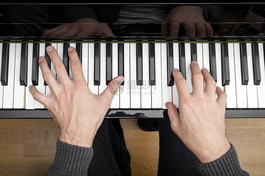 弹钢琴演员键盘男人白色钢琴家乐器乌木钥匙男性黑色图片