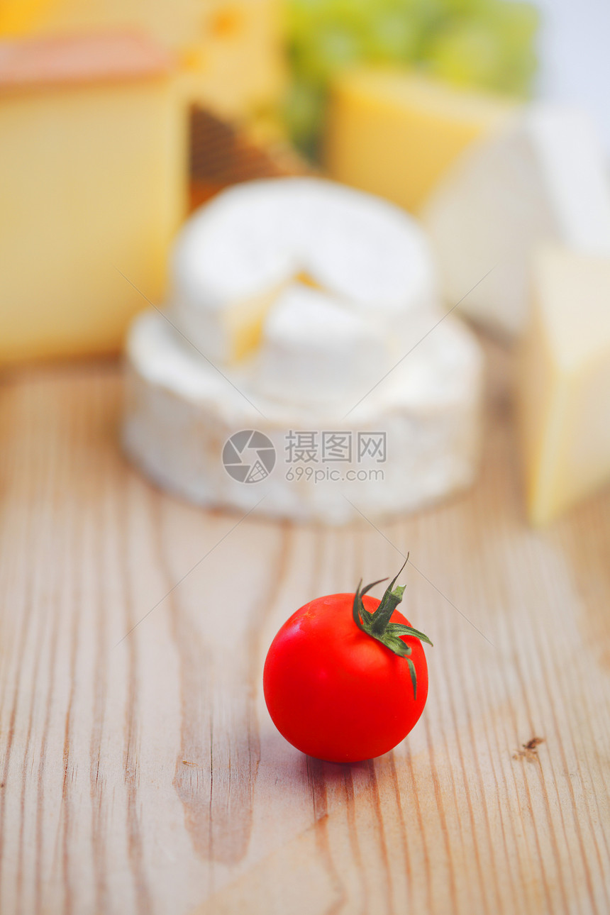 木制桌上的奶酪桌子盘子美食餐饮小吃奶制品玻璃牛奶用餐木头图片